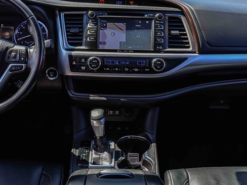 Used 2018 Toyota Highlander XLE AWD/4WD image 10