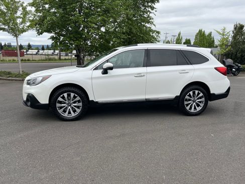 Used 2018 Subaru Outback 2.5i Touring w/ Popular Package #3 AWD/4WD image 2