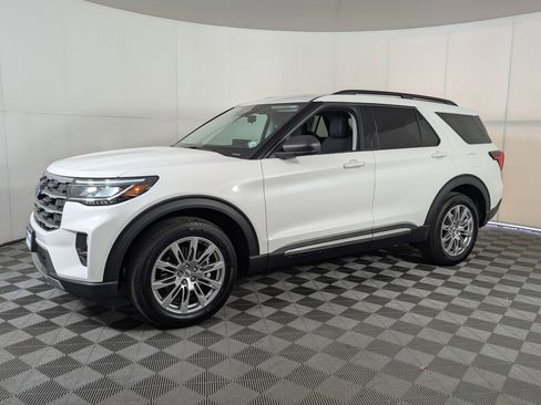 New 2025 Ford Explorer Active w/ Active Comfort Package image 3