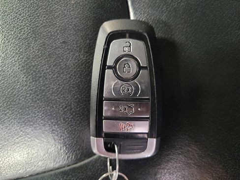 Used 2019 Ford Edge Titanium image 32