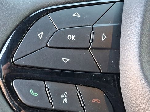 Used 2023 Chrysler Pacifica Touring FWD image 22