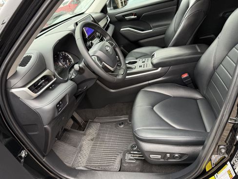 Used 2023 Toyota Highlander XLE AWD/4WD image 17