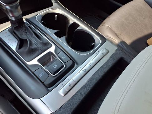 Used 2024 Kia Carnival LX FWD image 7