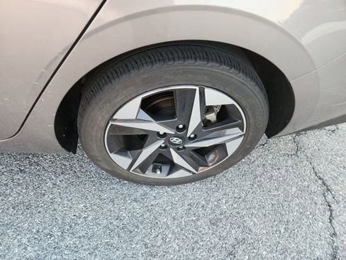 Used 2023 Hyundai Elantra SEL w/ Convenience Package image 10