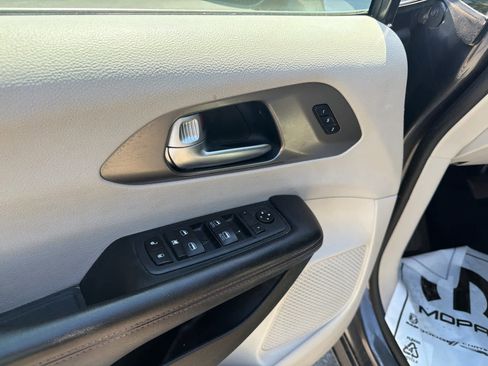 Used 2020 Chrysler Pacifica Touring-L image 18