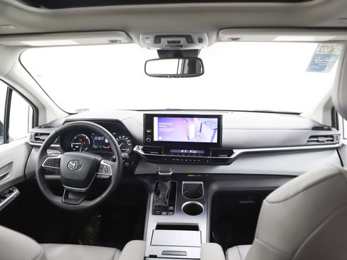 Used 2025 Toyota Sienna XLE image 14