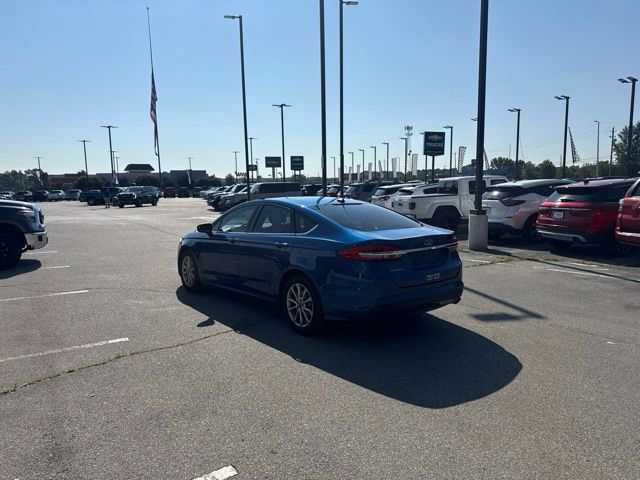 Used 2017 Ford Fusion SE w/ Fusion SE Technology Package FWD image 5