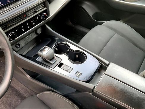 Used 2024 Nissan Rogue S image 14