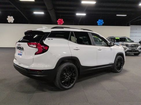 Used 2024 GMC Terrain SLE w/ Driver Convenience Package FWD image 4