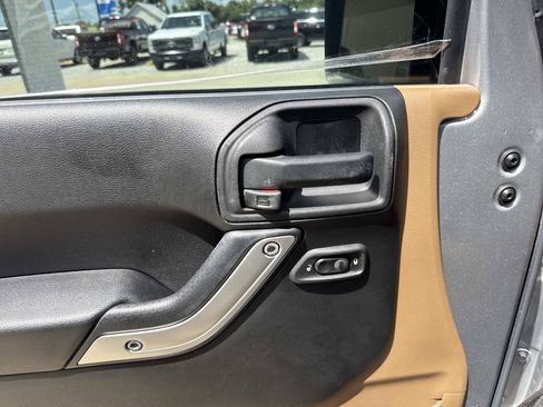 Used 2015 Jeep Wrangler Sahara w/ Connectivity Group AWD/4WD image 18