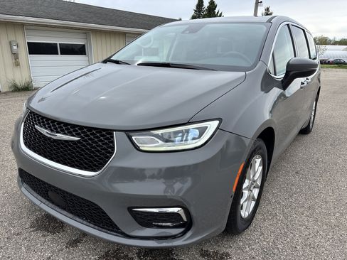 Used 2023 Chrysler Pacifica Touring-L FWD image 12