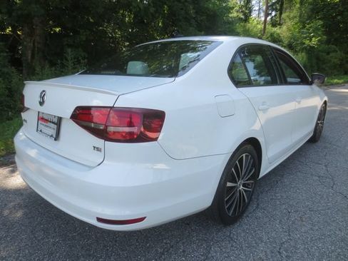 Used 2016 Volkswagen Jetta Sport FWD image 4