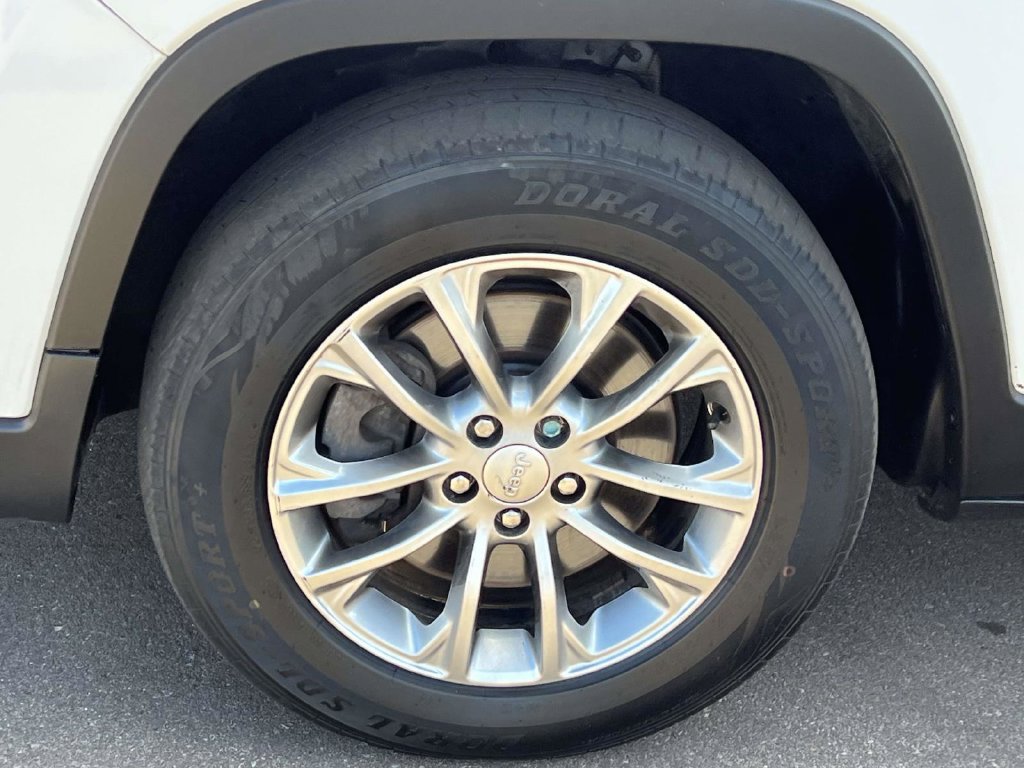 Used 2019 Jeep Cherokee Latitude Plus w/ Comfort/Convenience Group AWD/4WD image 11