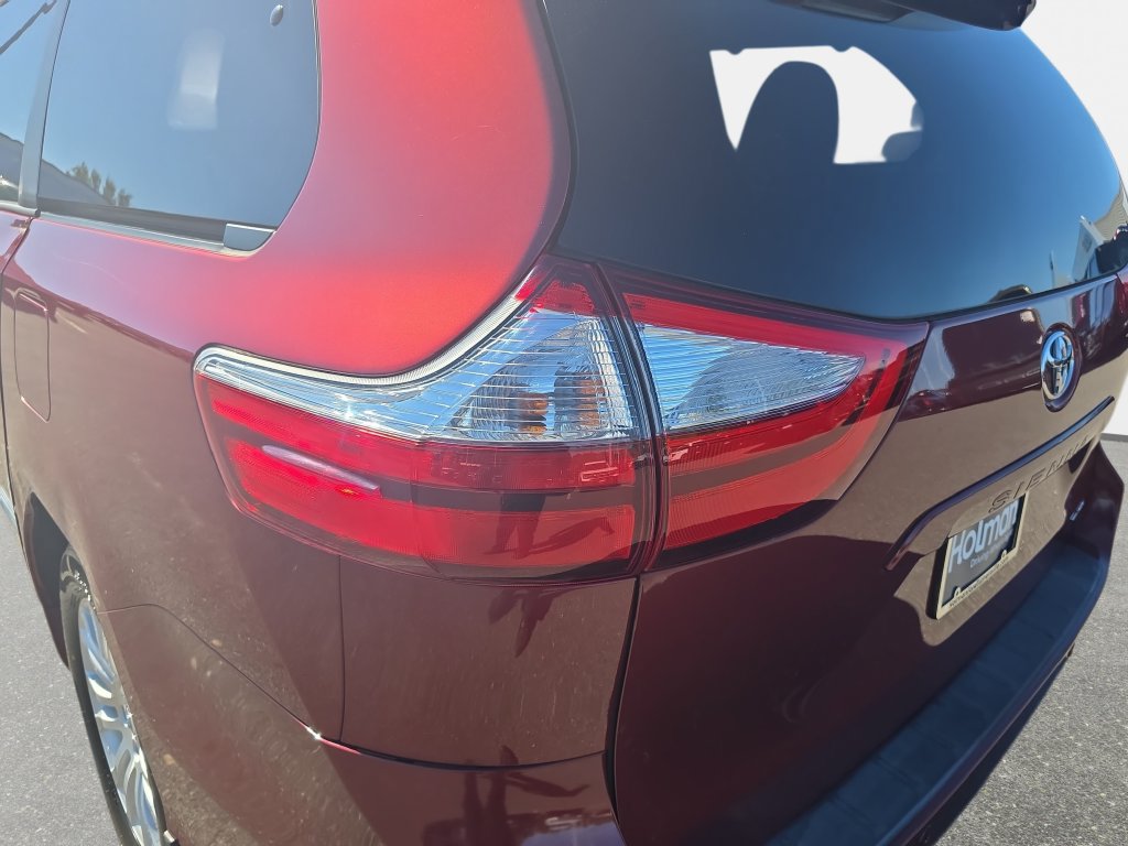 Used 2017 Toyota Sienna XLE Premium w/ Protection Package FWD image 34