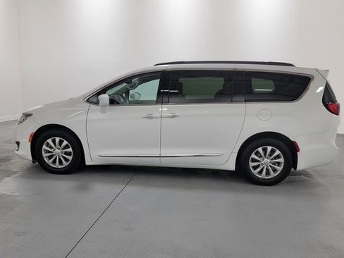 Used 2017 Chrysler Pacifica Touring-L image 5