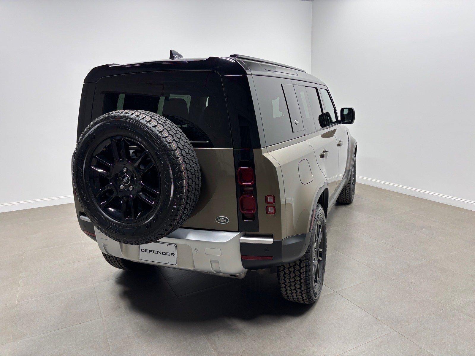Used 2023 Land Rover Defender 110 S AWD/4WD image 7