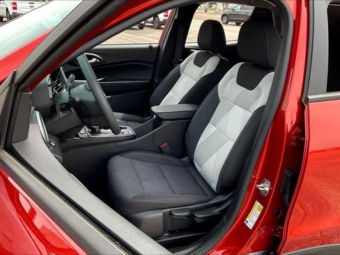 Used 2024 Chevrolet Trax LS w/ LS Convenience Package FWD image 8