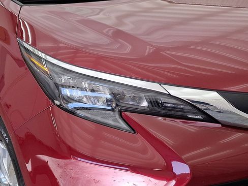 Certified 2024 Toyota Sienna XLE image 28