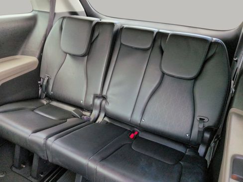 Used 2025 Kia Carnival FWD image 18