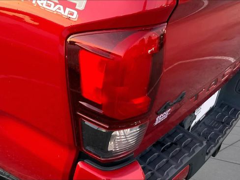 Used 2018 Toyota Tacoma TRD Off-Road w/ Technology Package AWD/4WD image 27