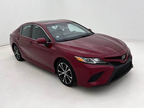 Used 2018 Toyota Camry SE image 2