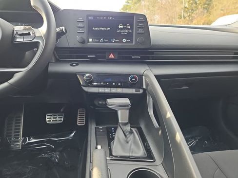 Certified 2025 Hyundai Elantra Sport image 35