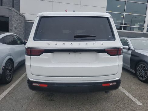 Used 2025 Jeep Wagoneer Series II AWD/4WD image 8