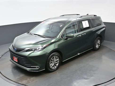 Used 2024 Toyota Sienna XLE image 38