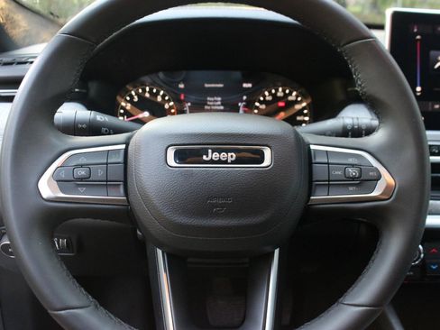 Used 2024 Jeep Compass Latitude AWD/4WD image 17