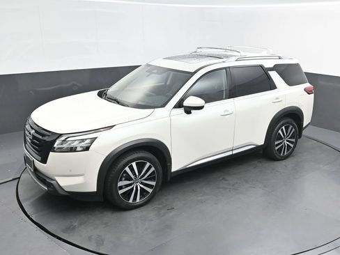 Used 2023 Nissan Pathfinder Platinum w/ Black Appearance Package AWD/4WD image 26