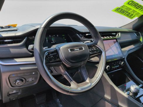 Used 2023 Jeep Grand Cherokee Overland AWD/4WD image 23
