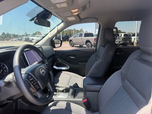 Used 2025 Nissan Frontier SV RWD image 9