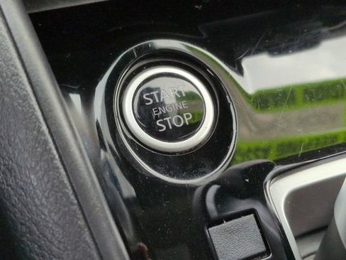 Used 2025 Nissan Versa SR FWD image 25