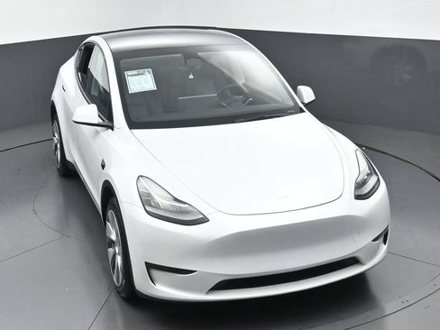 Used 2023 Tesla Model Y Long Range AWD/4WD image 6