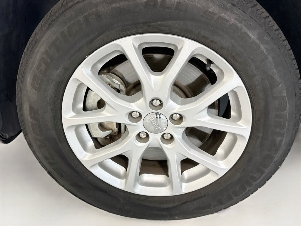 Used 2017 Jeep Cherokee Latitude w/ Cold Weather Group AWD/4WD image 30