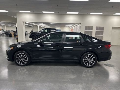 Used 2025 Volkswagen Jetta SE image 4