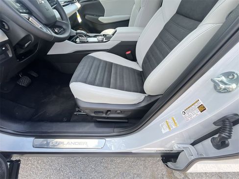 New 2025 Mitsubishi Outlander SE image 12