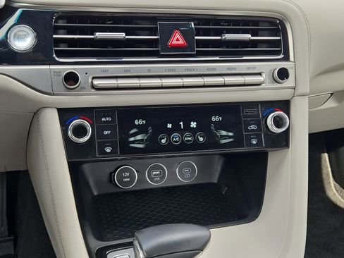 Used 2025 Genesis G70 2.5T image 29