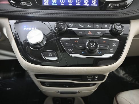 Used 2020 Chrysler Pacifica Limited w/ Advanced Safetytec Group image 33