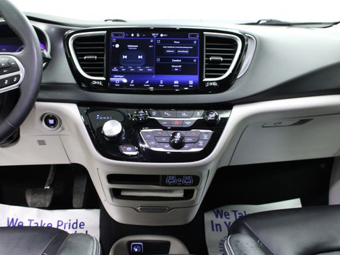 Used 2024 Chrysler Pacifica Touring-L image 19