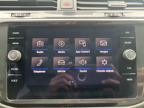 Used 2020 Volkswagen Tiguan SE w/ Panoramic Sunroof Package image 24