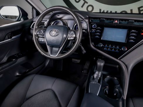 Used 2018 Toyota Camry LE image 6