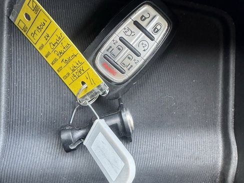 Used 2024 Chrysler Pacifica Touring-L image 12