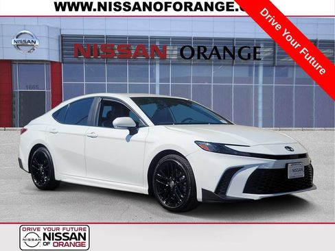 Used 2025 Toyota Camry SE w/ Convenience Package FWD image 1