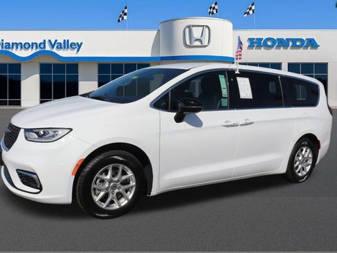 Used 2025 Chrysler Pacifica Select image 3