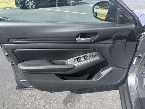 Used 2025 Nissan Altima 2.5 SV FWD image 10