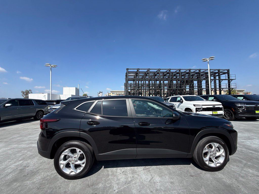 Used 2026 Chevrolet Trax LS w/ LS Convenience Package FWD image 4