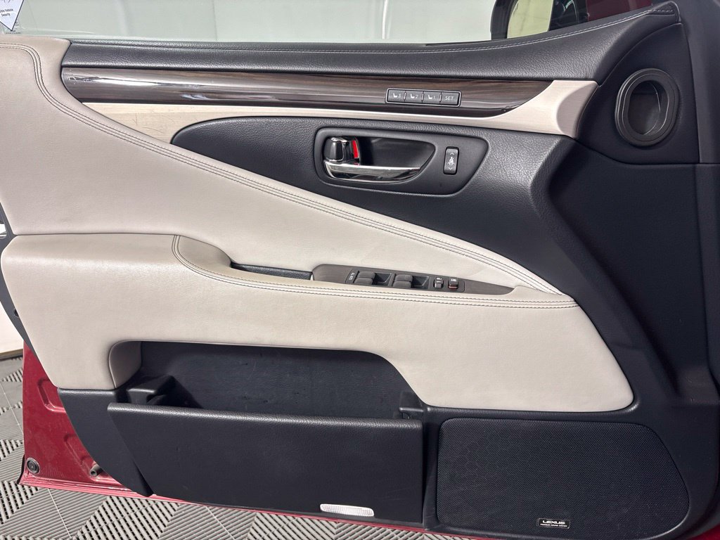 Used 2015 Lexus LS 460 w/ Comfort Package RWD image 19