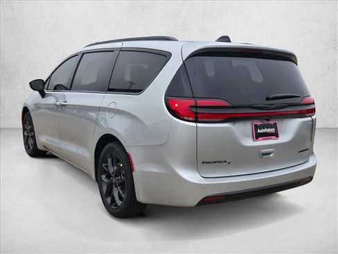 New 2026 Chrysler Pacifica Limited image 9