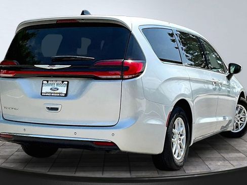 Used 2023 Chrysler Pacifica Touring-L FWD image 6